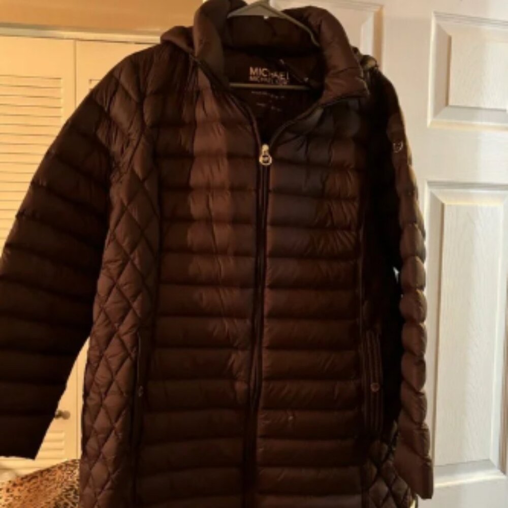 MICHAEL KORS BURGUNDY PUFFER COAT.